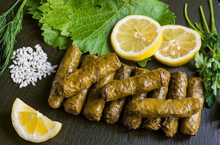 Rüyada yaprak sarması görmek. Rüyada dolma görmek. Rüyada sarma ya da dolma yapmak. Rüyada yaprak sarmak. Rüyada dolma biber görmek.