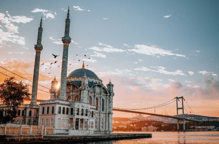 Bir vaktin namazı kılınırken diğer namazın vakti girerse kılınmakta olan namaz bozulur mu?