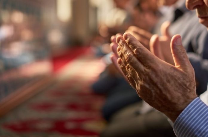 Fakirlikten kurtulmak için Peygamber Efendimiz’in tavsiye ettiği dua. Fakirlikten kurtulmak için okunacak dua.