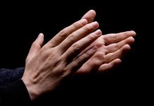 Rüyada Alkış Görmek Ne Anlama Gelir? Rüyada alkışlandığını görmek. Rüyada alkış sesi duymak. Rüyada bir cenazenin alkışlandığını görmek.