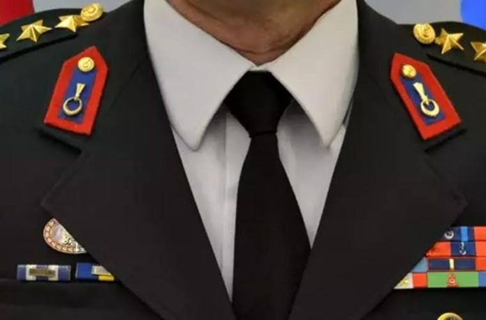 Rüyada apolet görmek nasıl yorumlanır. Rüyada apoleti ters olarak taktığını görmek. Rüyada apoletli elbise giydiğini görmek.