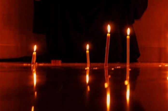 Rüyada ateşe tapmak. Rüyada ateşe tapan birini görmek. Rüyada ateşe taparak ağlamak. Rüyada ateşe taparak su içmek.