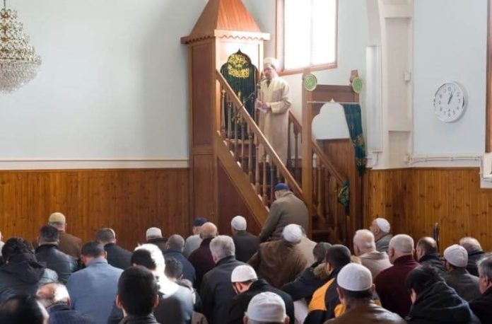 Rüyada cuma günü olduğunu görmek. Rüyada cuma namazına gitmek. Rüyada cuma günü camiye gitmek.