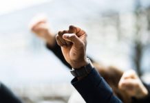 Rüyada Direniş Görmek Ne Anlama Gelir? Rüyada direniş görmek. Rüyada bir gruba direndiğine görmek. Rüyada düşmana karşı direniş göstermek. Rüyada protesto etmek.