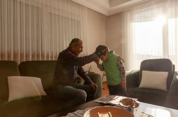 Rüyada edepli görmek, rüyada hal ve hareketinde edep sınırlarını gözeten birini görmek. Rüyada edep ve edepli biri görmek.