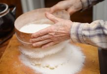 Rüyada Elemek Ne Anlama Gelir? Rüyada elemek ne anlama gelir, rüyada un elemek, rüyada toprak elemek, rüyada buğday elemek. Rüyada elemek tabirleri.