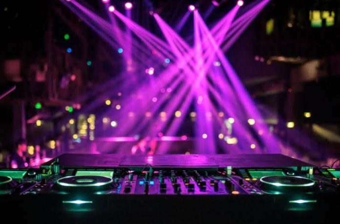 Rüyada gece kulübüne gitmek, rüyada gece kulübünde eğlenmek, rüyada kulübünde dans etmek. Rüyada gece kulübü görmek.