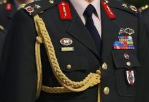 Rüyada Genelkurmay Başkanı Görmek Ne Anlama Gelir? Rüyada eski Genelkurmay Başkanı görmek, rüyada görevdeki Genelkurmay Başkanı görmek, rüyada bir törenle Genelkurmay Başkanı görmek.