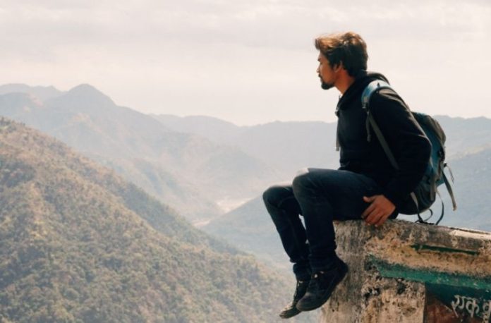 Rüyada bir yerden bir yere giden gezgin görmek, rüyada sırt çantalı gezgin görmek, rüyada bir gezginle sohbet etmek, rüyada gezginin yolculuk yaptığını görmek.