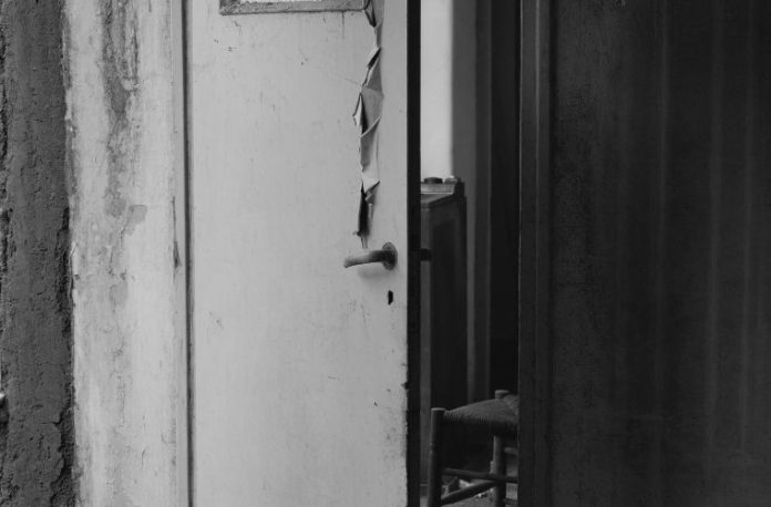 Rüyada eski bir kapıdan gelen gıcırtı sesi, rüyada tahtadan gıcırtı duymak, rüyada gıcırtılı adımlar atmak, rüyada zeminde gıcırtı hissetmek.