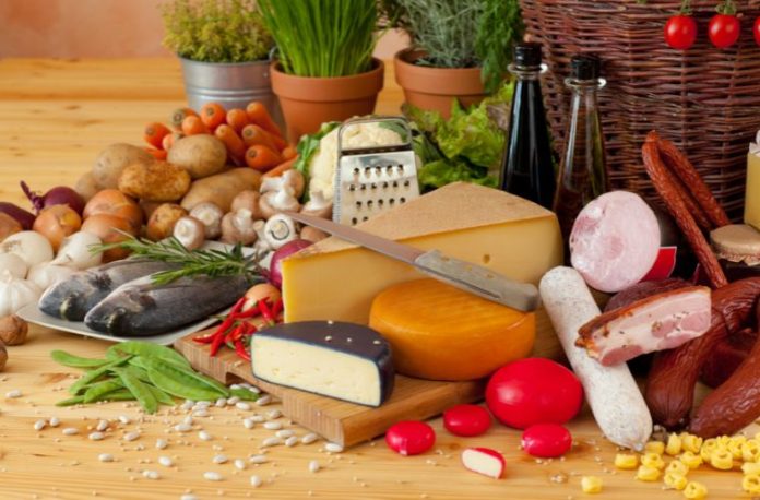 Rüyada çeşitli gıda malzemeleri görmek, rüyada bozulmuş gıda maddesi görmek, rüyada yiyeceklerle dolu bir market görmek, rüyada taze gıda maddeleri almak.
