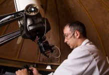 Rüyada Gök Bilimci Görmek Ne Anlama Gelir? Rüyada ünlü bir gök bilimci görmek, rüyada bir bilim insanı ile yıldızları incelemek, rüyada gök bilimci olmak, rüyada teleskopla gökyüzünü inceleyen biriyle konuşmak.