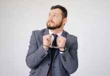 Rüyada Gözaltı Görmek Ne Anlama Gelir? Rüyada gözaltına alınmak ne anlama gelir, rüyada polis tarafından gözaltına alınmak, rüyada haksız yere gözaltına alınmak tabirleri.