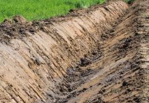 Rüyada Hendek Görmek Ne Anlama Gelir? Rüyada büyük bir hendek kazmak, rüyada hendekten geçmek, rüyada hendekte mahsur kalmak. Rüyada hendek tabirleri.