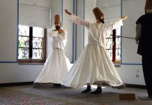 Rüyada İlahi Görmek Ne Anlama Gelir? Rüyada ilahi söylerken görmek, rüyada ilahi dinlerken huzur bulmak, rüyada bir toplulukla ilahi söylemek. Rüyada ilahi tabirleri.