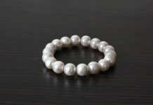 Rüyada İncili Bilezik Görmek Ne Anlama Gelir? Rüyada incili bilezik takmak, rüyada değerli incili bilezik almak, rüyada incili bilezik kaybetmek. Rüyada incili bilezik tabirleri.