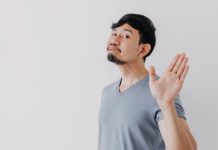 Rüyada İnkar Etmek Ne Anlama Gelir? Rüyada yalan söyleyerek inkar etmek, rüyada birine karşı suçunu inkar etmek, rüyada bir olayla ilgili inkarcı tavır sergilemek. Rüyada inkar etmek tabirleri.