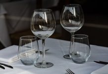 Rüyada Kadeh Görmek Ne Anlama Gelir? Rüyada dolu bir kadeh görmek, rüyada cam kadeh tutmak, rüyada kadeh kırıldığını izlemek. Rüyada kadeh tabirleri.