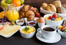 Rüyada Kahvaltılık Görmek Ne Anlama Gelir? Rüyada peynir ve zeytin gibi kahvaltılıklar görmek, rüyada sofrada kahvaltılık çeşitlerini izlemek, rüyada kahvaltılık ürünleri hazırlamak.