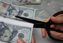 Rüyada Kalpazan Görmek Ne Anlama Gelir? Rüyada kalpazan görmek, rüyada sahte para üreten birini izlemek, rüyada kalpazanlık yapan bir kişiyi fark etmek, rüyada kalpazanın işini görmek. Rüyada kalpazan tabirleri.