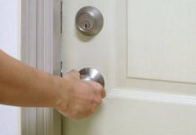 Rüyada Kapı Kapatmak Ne Anlama Gelir? Rüyada kapıyı yavaşça kapatmak, rüyada kilitli kapıyı kapatmak, rüyada bir kapıyı kapatıp arkasını dönmek. Rüyada kapı kapatmak tabirleri.