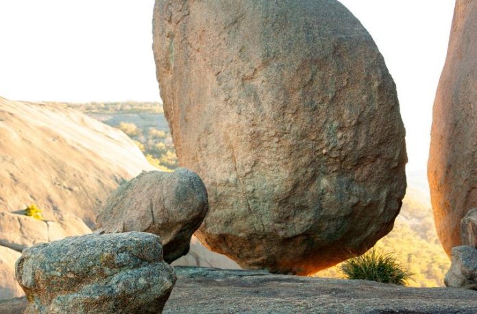 Rüyada katı bir şey görmek, rüyada taş, metal veya sert bir nesneye dokunmak, rüyada elinde katı bir madde tutmak, rüyada katı bir cismin kırıldığını görmek.
