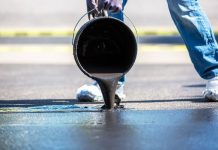 Rüyada Katran Görmek Ne Anlama Gelir? Rüyada siyah katranın akışını izlemek, rüyada ellerine katran bulaşması, rüyada katran ile bir yüzeyi kaplamak. Rüyada katran tabirleri.