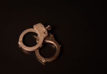 Rüyada Kelepçe Görmek Ne Anlama Gelir? Rüyada ellerine kelepçe takıldığını görmek, rüyada birinin kelepçelerden kurtulduğunu izlemek, rüyada polis kelepçesi görmek. Rüyada kelepçe tabirleri.