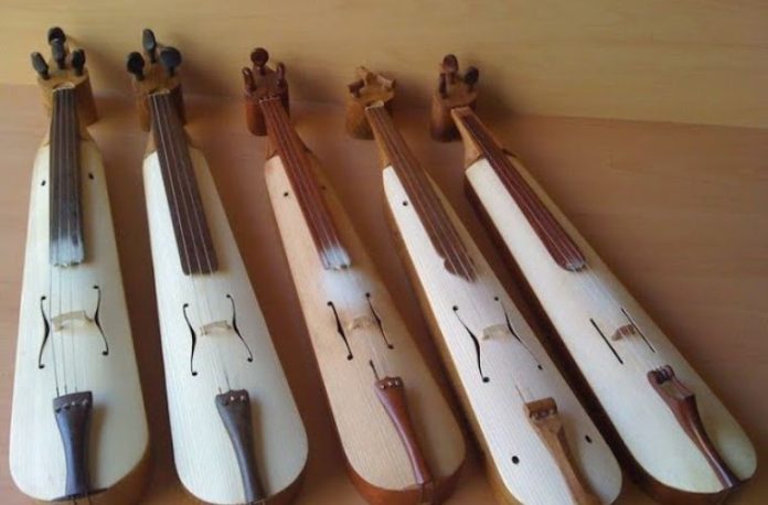 Rüyada neşeli bir şekilde kemençe çalmak, rüyada kemençeyle bir melodi dinlemek, rüyada eski bir kemençe bulmak. Rüyada kemençe tabirleri.