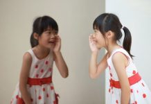 Rüyada Kendini Beğenmek Ne Anlama Gelir? Rüyada kendini beğenmek, rüyada aynaya bakıp kendini incelemek, rüyada başkalarının sizi övmesi, rüyada kendine hayran kalmak ve rüyada aynaya bakarken mutluluk hissetmek.