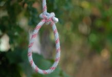 Rüyada Boğmak Ne Anlama Gelir? Rüyada kendini asarak boğduğunu görmek. Rüyada kendini asmak. Rüyada kendini boğmak.