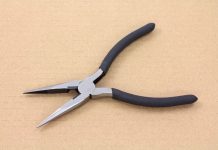 Rüyada Kerpeten Görmek Ne Anlama Gelir? Rüyada kerpeten görmek, rüyada kerpetenle bir çiviyi çıkarmaya çalışmak, rüyada kerpeteni kullanırken görmek, rüyada kırık kerpetenle çalışmak ve rüyada alet çantasında kerpeten bulmak.