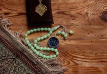 Rüyada Kıble Görmek Ne Anlama Gelir? Rüyada kıbleye doğru namaz kılmak, rüyada kıble yönünü bulmaya çalışmak, rüyada kıbleyi yanlış yerde görmek ve rüyada kıble yönünü işaret eden birini görmek.