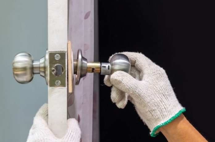 Rüyada kilitçi görmek, rüyada kilitçinin kilit tamir ettiğini izlemek, rüyada kilitçiye eski bir kilit vermek, rüyada kilitçiyle pazarlık yapmak ve rüyada kilitçiden yeni bir anahtar almak.