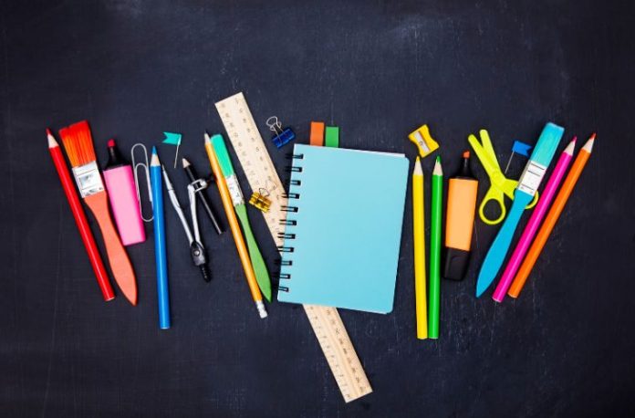 Rüyada kırtasiyeden kalem almak, rüyada defter karıştırmak, rüyada kırtasiye dükkanında çalışmak ve rüyada renkli kırtasiye ürünleri görmek.