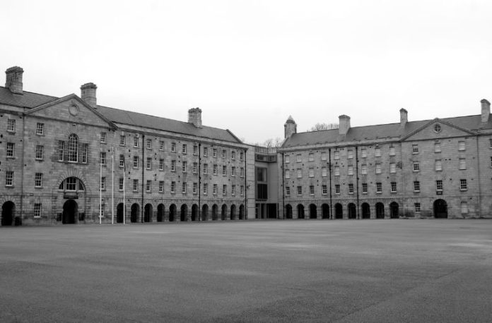 Rüyada kışla görmek, rüyada kışlada askerlerin eğitim yaptığını izlemek, rüyada kışla komutanıyla konuşmak, rüyada kışlada nöbet tutmak ve rüyada kışla kapısından içeri girmek.