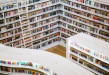 Rüyada Kitapçı Görmek Ne Anlama Gelir? Rüyada kitapçı görmek, rüyada kitapçıda uzun süre vakit geçirmek, rüyada kitapçıdan hediye almak, rüyada bir kitapçının yeni kitapları tanıttığını görmek ve rüyada kitapçının önünde durup kitaplara bakmak.