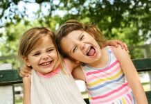 Rüyada Kız Kardeş Görmek Ne Anlama Gelir? Rüyada kız kardeş görmek, rüyada kız kardeşi sarılırken görmek, rüyada kız kardeşin yardım istediğini duymak, rüyada kız kardeşle yolculuğa çıkmak ve rüyada kız kardeşle eğlenmek.