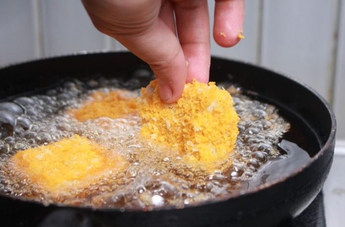 Rüyada patates kızartması yapmak, rüyada sıcak kızartma yemek, rüyada yağ sıçradığını hissetmek ve rüyada kızartma tepsisini taşımak.