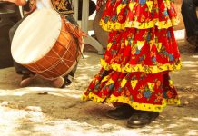 Rüyada Köçek Görmek Ne Anlama Gelir? Rüyada köçek görmek, rüyada köçek gösterisine katılmak, rüyada köçeklerin müzik eşliğinde oynadığını izlemek, rüyada köçeklerle eğlenmek ve rüyada köçek kıyafetleri denemek.