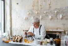 Rüyada Kolonyacı Görmek Ne Anlama Gelir? Rüyada kolonyacı görmek, rüyada kolonyacıdan limon kolonyası almak, rüyada kolonyacının farklı kokular sunduğunu görmek, rüyada kolonyacıdan şişe seçmek ve rüyada kolonyacı dükkanında vakit geçirmek.