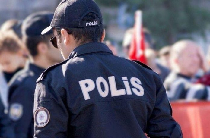 Rüyada komiser görmek, rüyada bir komisere rapor sunmak, rüyada komiserle bir olay hakkında konuşmak, rüyada komiserin ofisinde bulunmak ve rüyada komiserden önemli bir bilgi almak.