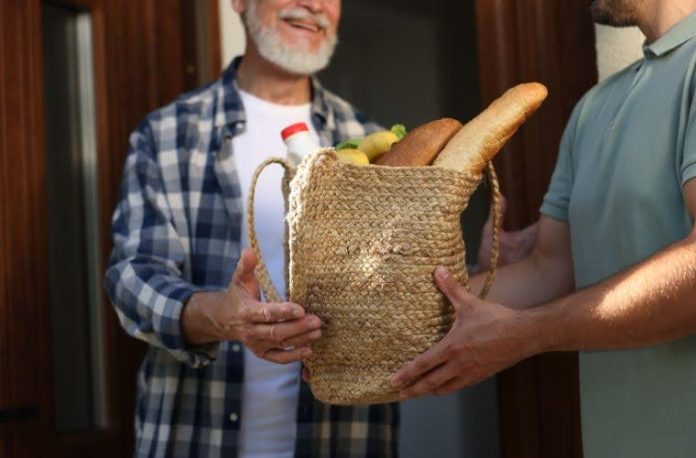 Rüyada komşu görmek, rüyada komşunuzla sohbet etmek, rüyada komşunun size bir şey getirdiğini görmek, rüyada komşunun evine misafir olmak ve rüyada komşular arasında anlaşmazlık yaşamak.