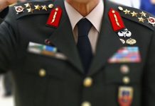 Rüyada Komutan Görmek Ne Anlama Gelir? Rüyada komutan görmek, rüyada bir komutanla görev konuşması yapmak, rüyada komutanın liderlik ettiğini izlemek, rüyada komutanın talimatlarını yerine getirmek ve rüyada komutanın yanında yürümek.