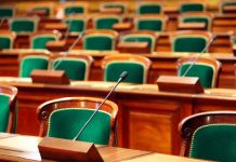 Rüyada Kongre Görmek Ne Anlama Gelir? Rüyada kalabalık bir kongrede bulunmak, rüyada kongre sırasında bir karar alınmasını izlemek, rüyada kongre konuşmalarını dinlemek ve rüyada kongre için hazırlık yapmak.