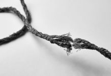 Rüyada Kopmak Ne Anlama Gelir? Rüyada ipten bir şeyin düştüğünü görmek, rüyada zincirin kopması, rüyada arkadaşlık bağlarının zayıfladığını hissetmek ve rüyada bağlantının tamamen koptuğunu fark etmek.