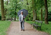 Rüyada Kör Görmek Ne Anlama Gelir? Rüyada kör görmek, rüyada kör birinin bastonla yürüdüğünü izlemek, rüyada kör birine rehberlik etmek, rüyada birinin kör olduğunu öğrenmek ve rüyada körlüğün geçici olduğunu fark etmek.