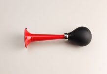 Rüyada Korna Görmek Ne Anlama Gelir? Rüyada korna görmek, rüyada bir araçtan gelen yüksek korna sesi duymak, rüyada korna çalmak için direksiyona basmak, rüyada bozuk bir korna tamir etmek ve rüyada korna sesinden korkmak.