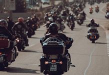 Rüyada Kortej Görmek Ne Anlama Gelir? Rüyada kortej görmek, rüyada kortejde bayrak taşımak, rüyada kortejin coşkulu olduğunu hissetmek, rüyada korteji organize edenleri görmek ve rüyada kortej sırasında kalabalığa karışmak.