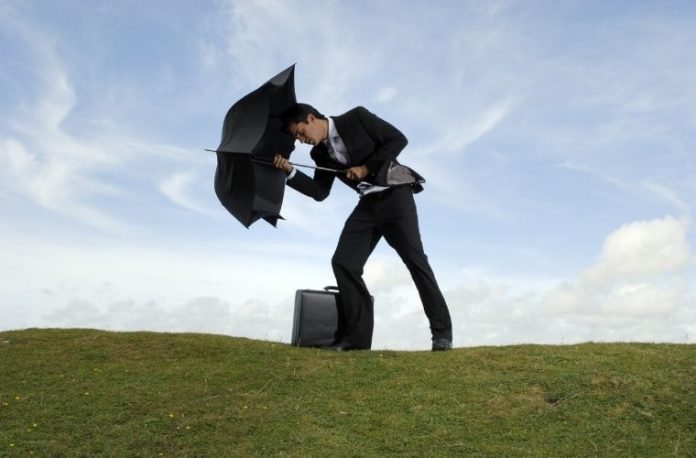 Rüyada korunmak, rüyada bir kalkan arkasına saklanmak, rüyada birinin size siper olduğunu görmek, rüyada doğal bir felaketten korunduğunuzu hissetmek ve rüyada koruma talep etmek.